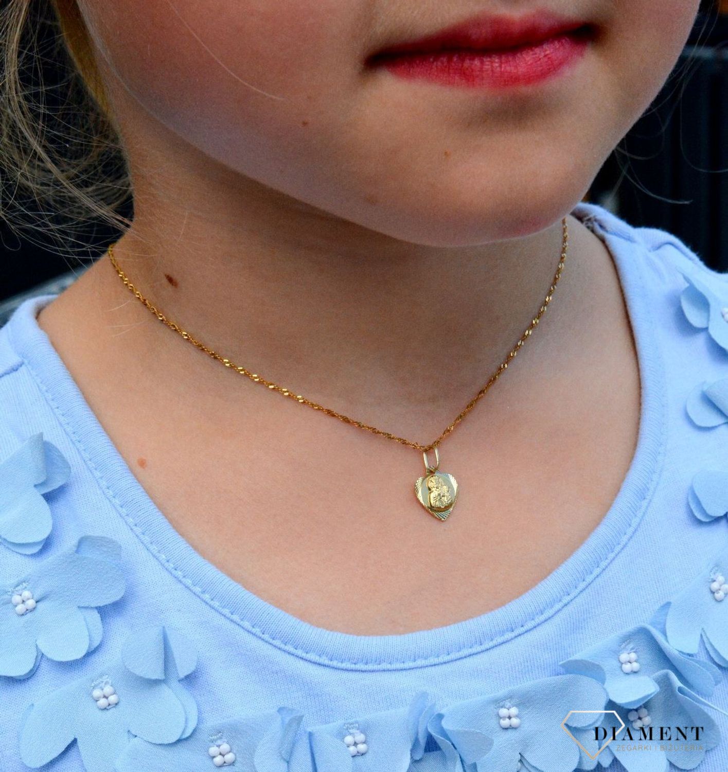 Złota zawieszka 333 medalik serce Matka Boska Częstochowska ZA 762 333. Tradycyjny medalik w połączeniu z nowoczesną odsłoną, będzie świetnym prezentem dla chłopca czy dziewczynki na chrzest, bierzmowanie lub komunie..jpg